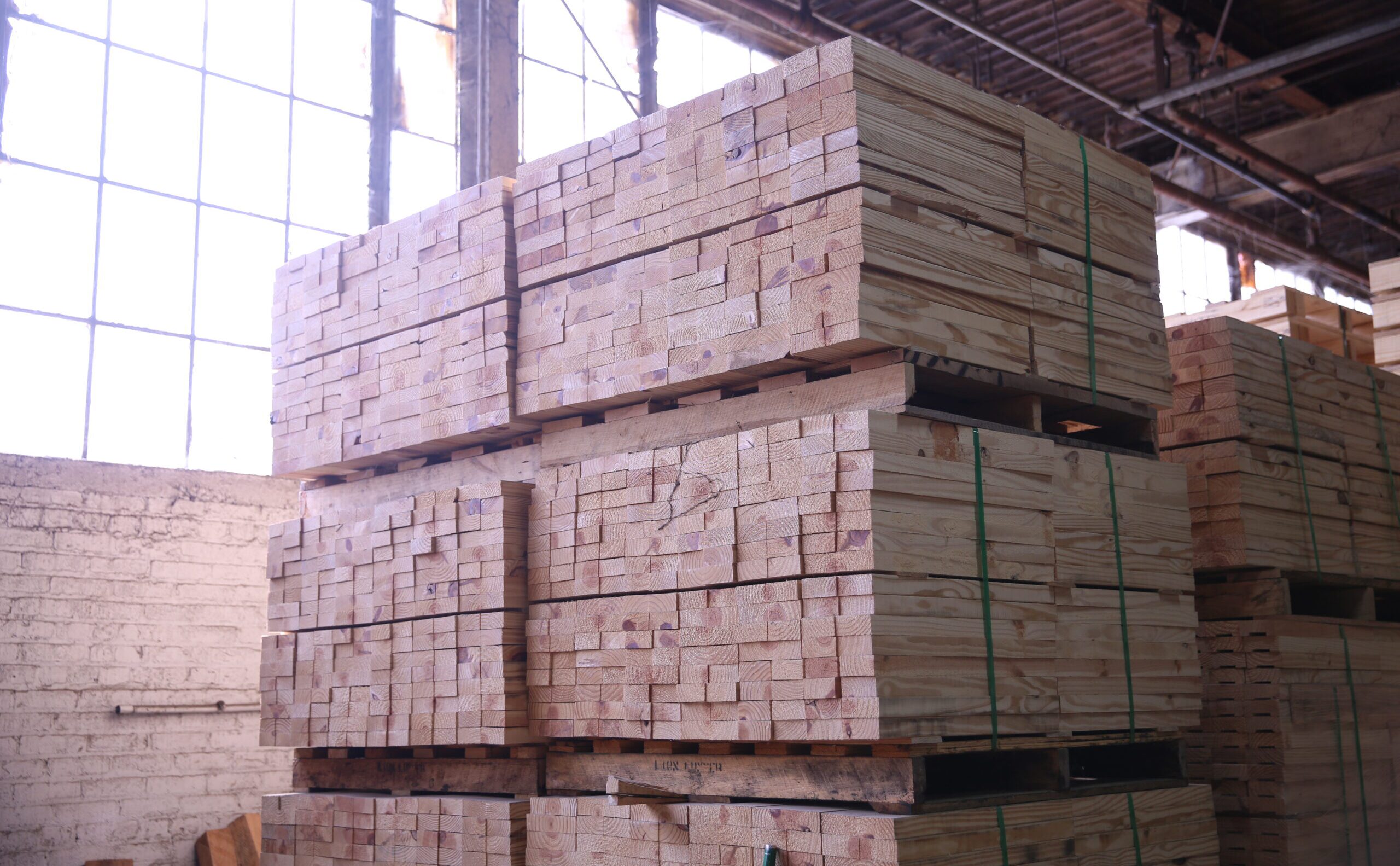 Industrial Lumber for Storage and Transport of Vessels, Equipment, and Pipes